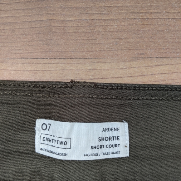 Khaki green button fly shorts. - Picture 2 of 4